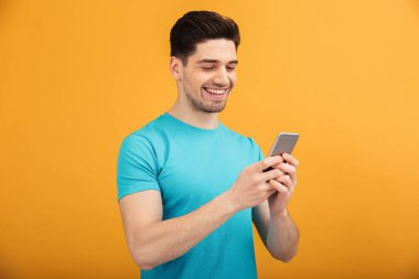 T-shirt memnun genç bir adam portresi