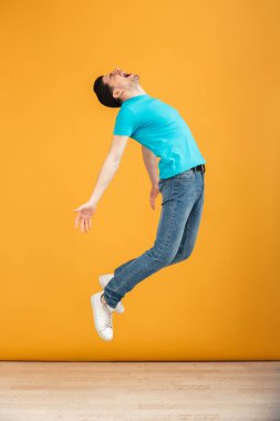 Tam uzunlukta memnun genç adam portresi