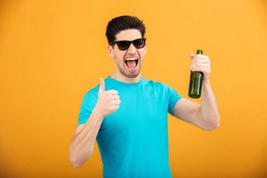 T-shirt neşeli bir genç adam portresi