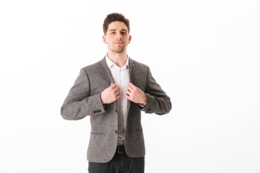 Poz ve kameraya bakarak ceketli ciddi bir iş adamı