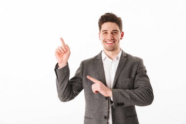 İş adamı ceket yukarı ve uzağa işaret içinde gülümseyen