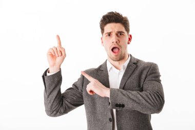 Ceket işaret içinde şok iş adamı yukarı ve uzağa