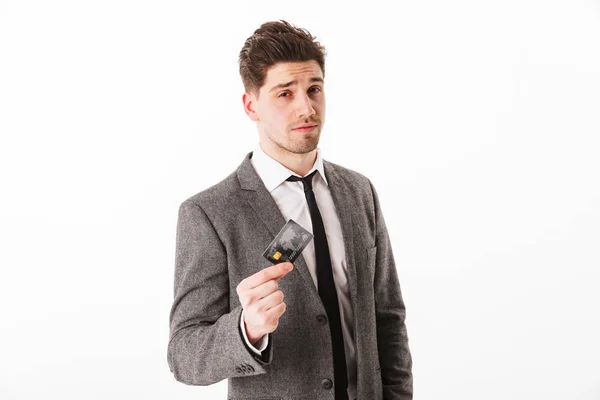 Joven hombre de negocios con chaqueta mostrando tarjeta de crédito —  Fotos de Stock