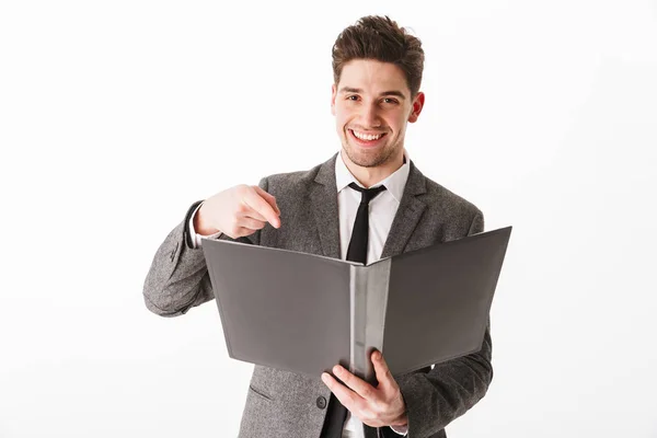 Sonriente hombre con chaqueta sosteniendo la carpeta y señalándola — Foto de Stock