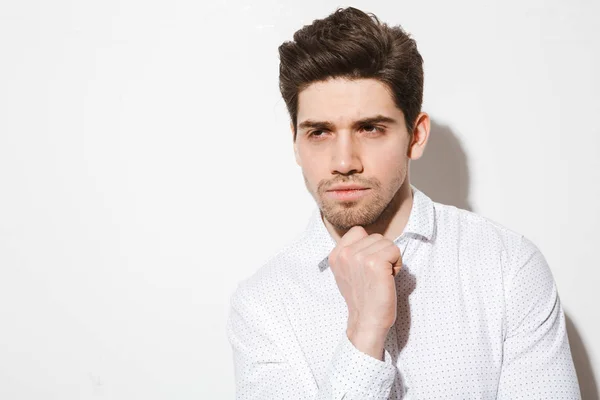 Retrato de un hombre guapo pensativo vestido con camisa —  Fotos de Stock