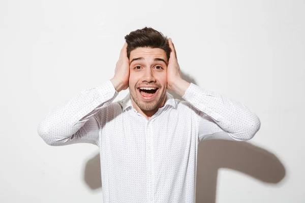 Retrato de um jovem animado vestido de camisa — Fotografia de Stock