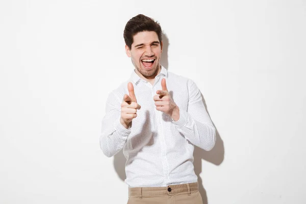 Πορτρέτο του ένα ενθουσιασμένος νεαρός άνδρας ντυμένος με πουκάμισο — Φωτογραφία Αρχείου