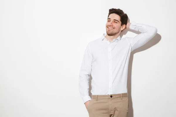 Портрет улыбающегося молодого человека в рубашке — стоковое фото
