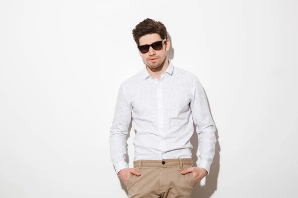 Porträtt av mode ung man klädd i skjorta och solglasögon po — Stockfoto
