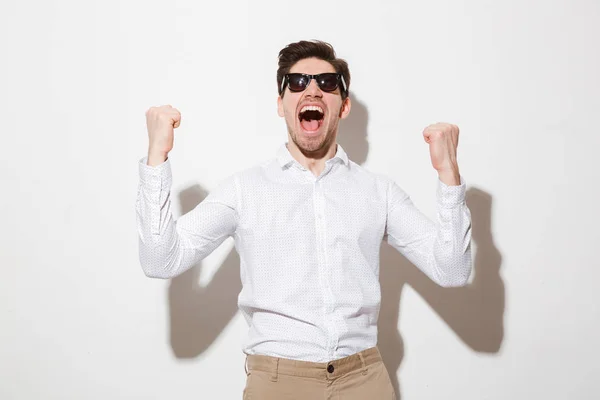 Retrato de um jovem feliz — Fotografia de Stock