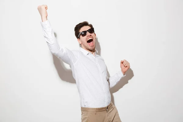 Retrato de un joven alegre vestido con camisa — Foto de Stock