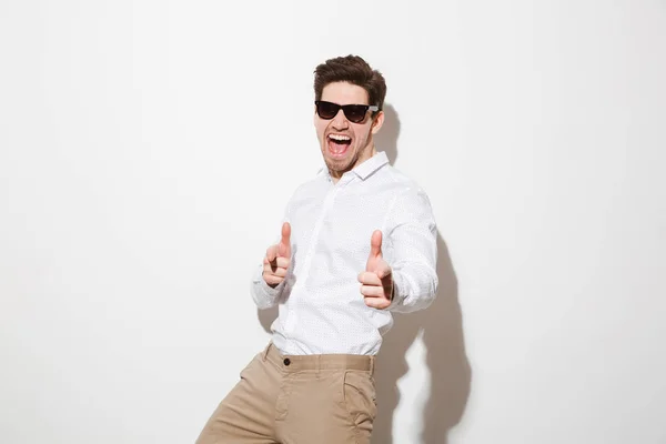 Porträtt av en lycklig ung man klädd i skjorta — Stockfoto