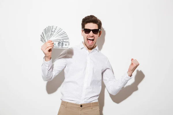 Foto av lyckliga vinnaren mannen i skjorta och solglasögon som skrek och — Stockfoto