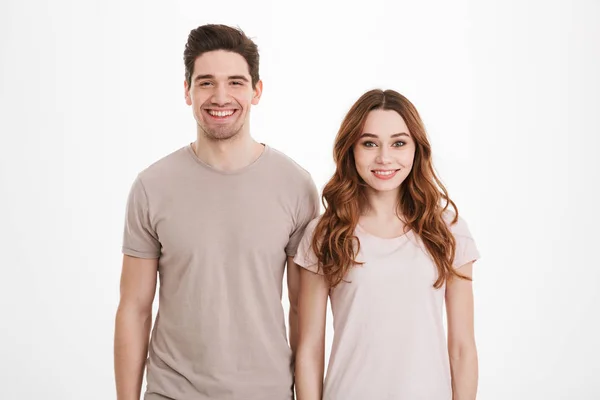 Kaukasische jongeren 20s man en vrouw beige t-shirts dragen — Stockfoto