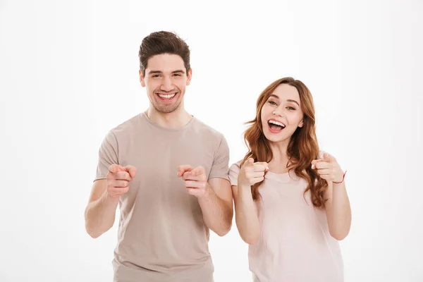 Neşeli adam ve kız 20'li yaşlarda görüntü gülümseyen bej t-shirt giyiyor — Stok fotoğraf