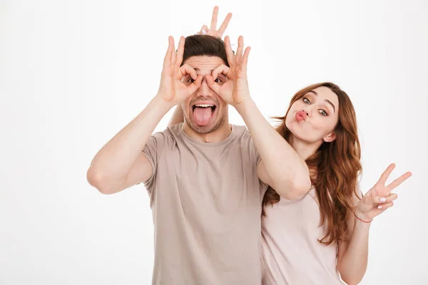 Happy photo de deux drôles de gens mec et femme jouer autour whi — Photo