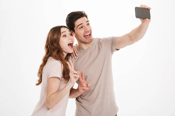 Retrato de dos personas felices hombre y mujer haciendo selfie en smar — Foto de Stock