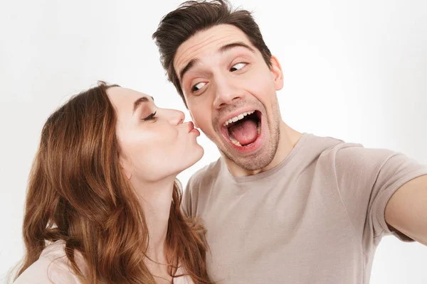 Närbild porträtt av ett lyckligt unga par att ta en selfie — Stockfoto