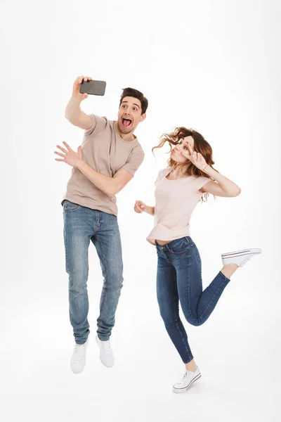 Retrato de dos personas felices hombre y mujer jugando y ma — Foto de Stock