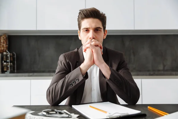 Joven empresario serio trabajando en interiores — Foto de Stock