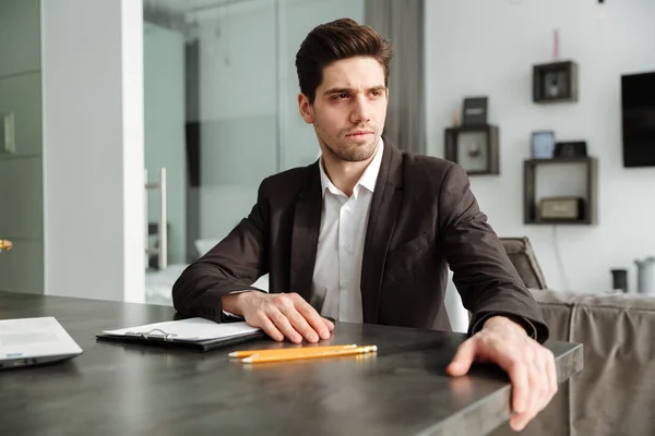 Joven empresario serio trabajando en interiores — Foto de Stock