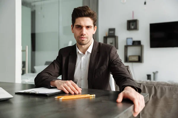 Joven empresario serio trabajando en interiores . —  Fotos de Stock