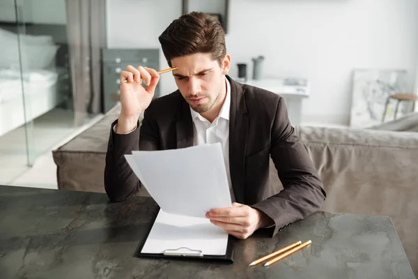 Joven empresario concentrado trabajando en interiores — Foto de Stock