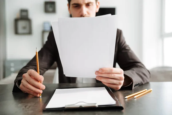 Geconcentreerde jonge zakenman werken binnenshuis — Stockfoto