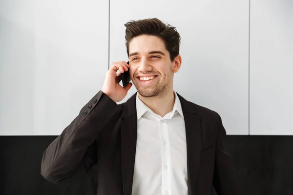 Jovem empresário feliz por telefone móvel . — Fotografia de Stock