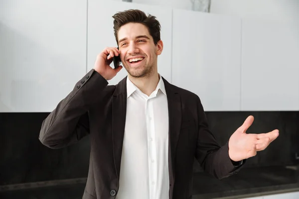 Jovem empresário feliz por telefone móvel . — Fotografia de Stock