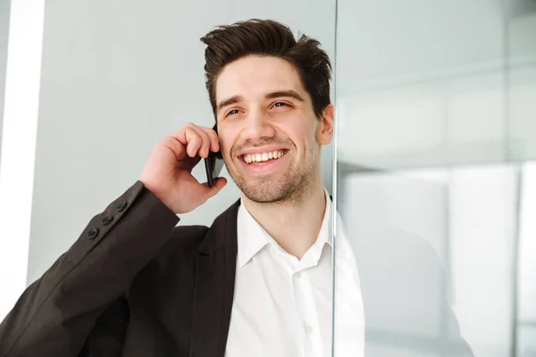 Joyeux jeune homme d'affaires parlant par téléphone . — Photo