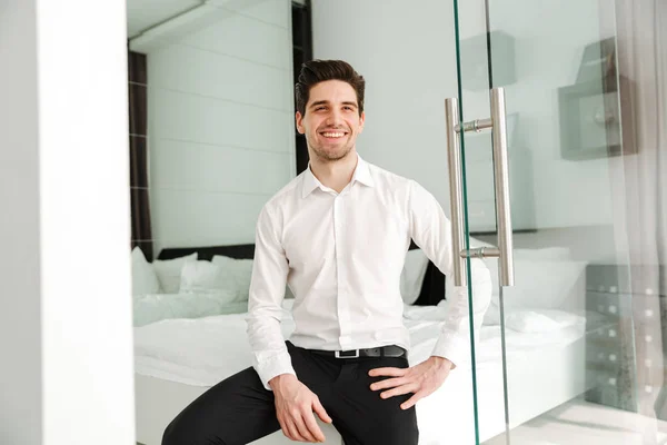 Feliz joven empresario sonriente en el interior —  Fotos de Stock