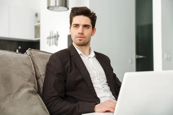 Un jeune homme d'affaires concentré à la maison — Photo