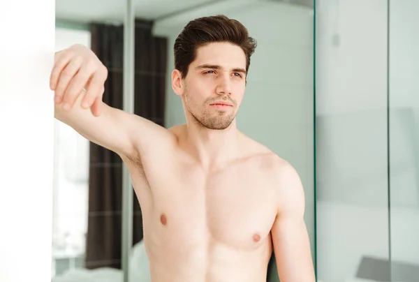 Vážné nahý muž v domácnosti — Stock fotografie