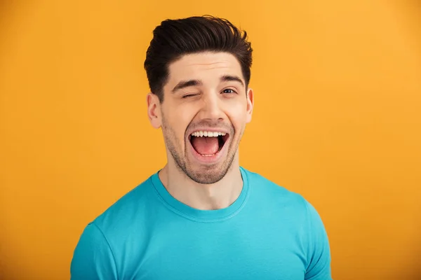 Portret van een lachende jongeman in t-shirt close-up — Stockfoto