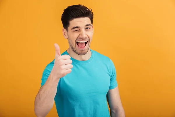 Retrato de um jovem alegre em t-shirt — Fotografia de Stock