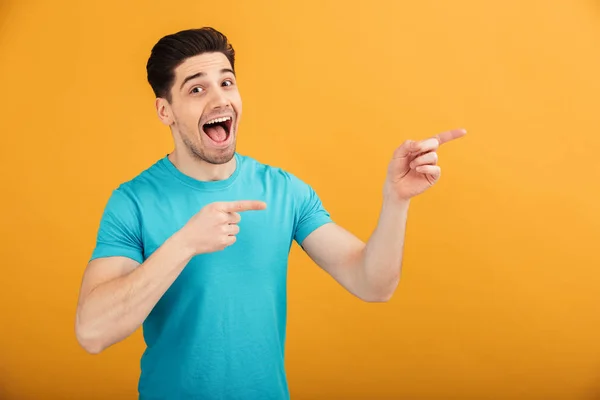 Retrato de um jovem alegre em t-shirt — Fotografia de Stock