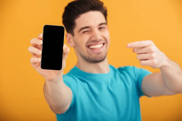 Retrato de cerca de un joven sonriente en camiseta — Foto de Stock