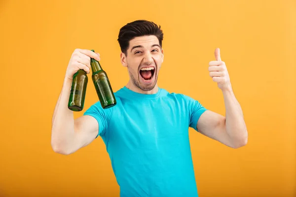 Porträt eines glücklichen jungen Mannes im T-Shirt mit Bier — Stockfoto