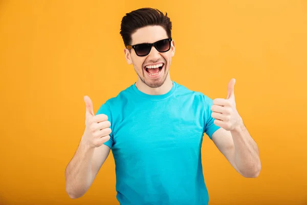 Portrait d'un jeune homme heureux en lunettes de soleil — Photo