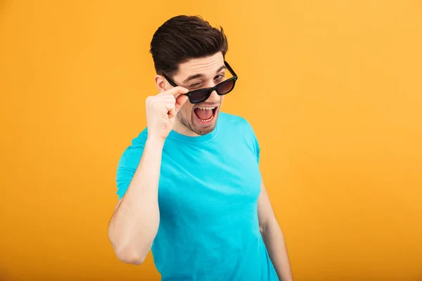 Kacsintó napszemüveg egy vidám fiatalember portréja — Stock Fotó