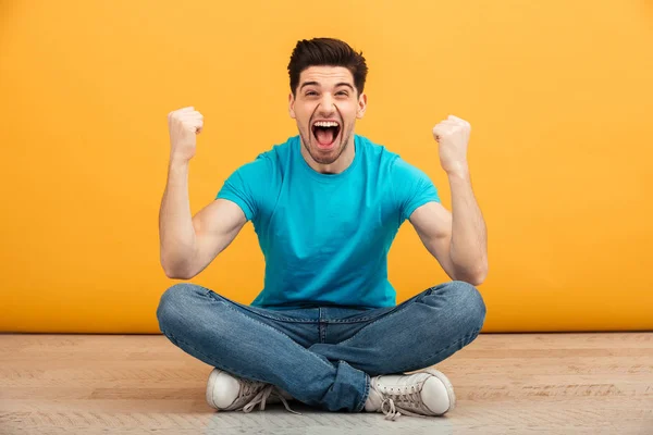 Porträt eines glücklichen jungen Mannes, der Erfolg feiert — Stockfoto