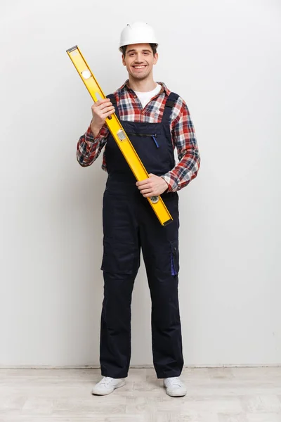 Imagem de comprimento total de Happy construtor masculino no capacete de proteção — Fotografia de Stock