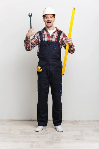 Imagem de comprimento total de Happy construtor masculino no capacete de proteção — Fotografia de Stock