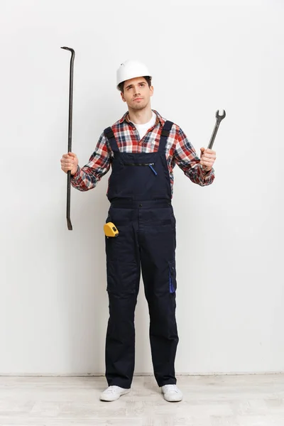 Imagem de comprimento total do construtor masculino Pensivo no capacete de proteção — Fotografia de Stock