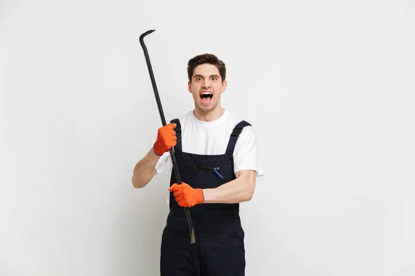 Enojado constructor masculino en guantes gritando y mirando a la cámara — Foto de Stock