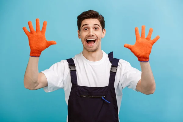 Veselý muž tvůrce znázorňující ruce ruce v rukavicích — Stock fotografie