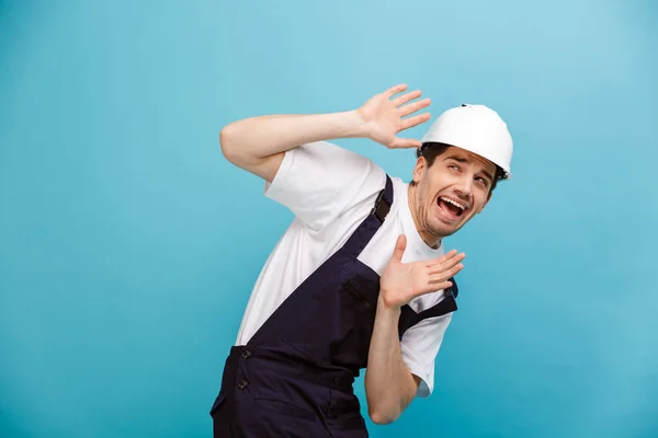 Assustado construtor masculino em capacete de proteção cobrindo-se — Fotografia de Stock