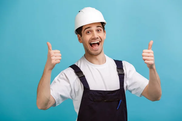 Alegre gritando constructor masculino en casco protector mostrando los pulgares hacia arriba — Foto de Stock