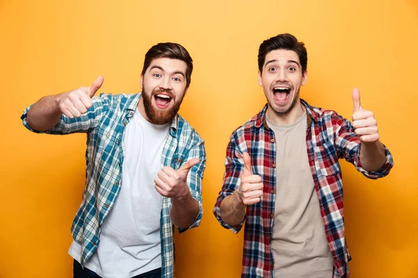 Retrato de dois jovens felizes — Fotografia de Stock